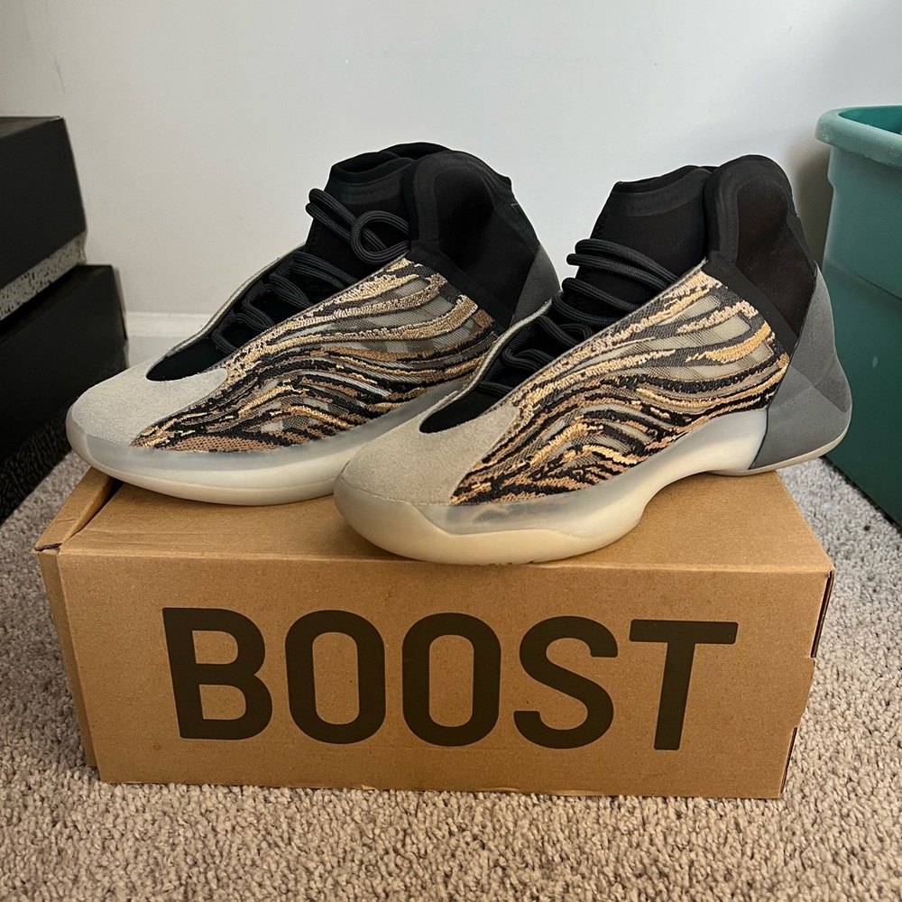 YZY QNTM AMBTIN basketball shoe size 9 in men’s